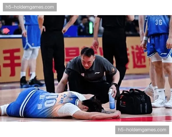 实时：赵睿突破落地扭伤脚踝，已被队友搀扶离场接受检查